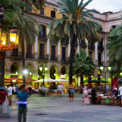 Nightlife,Of,Popular,Lively,Placa,Reial,In,Barcelona,,Spain